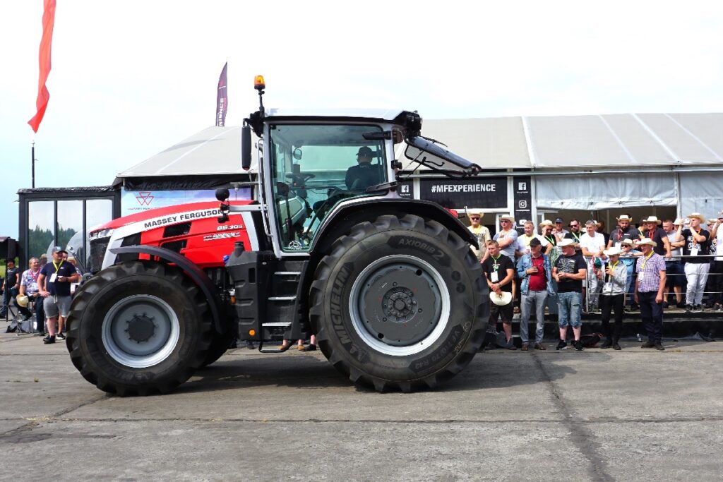 Massey Ferguson podkreśla, że w jego ciągnikach prowadzenie automatyczne działa również podczas jazdy do tyłu © Traktor24.pl