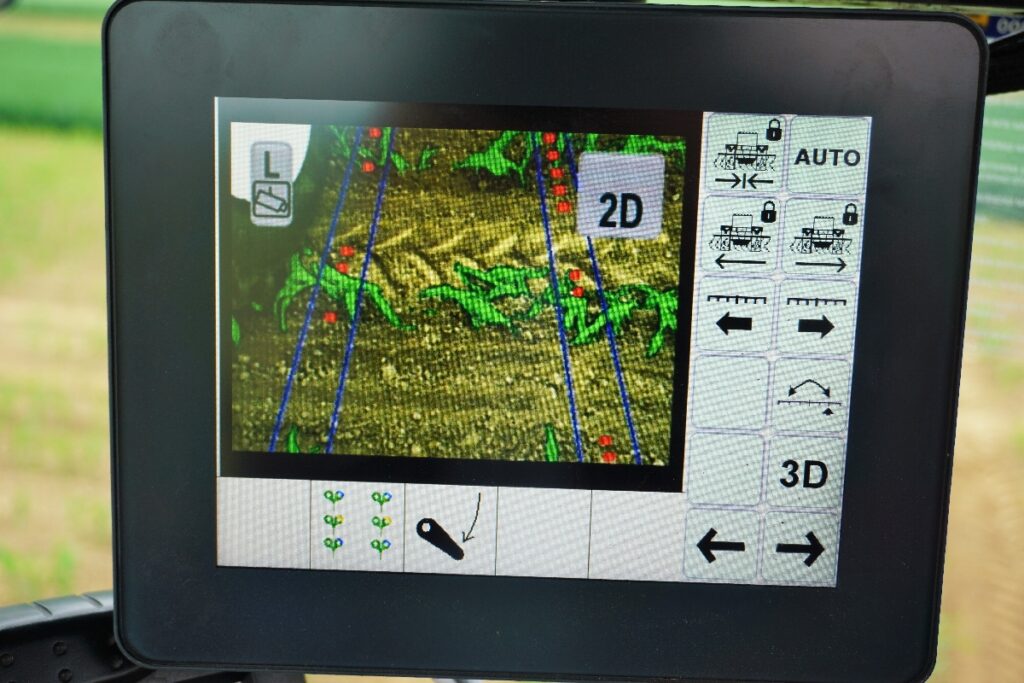New Holland pielnik SRC Smart Steer widok z kamery 2D na rzędy kukurydzy na uwrociu pola