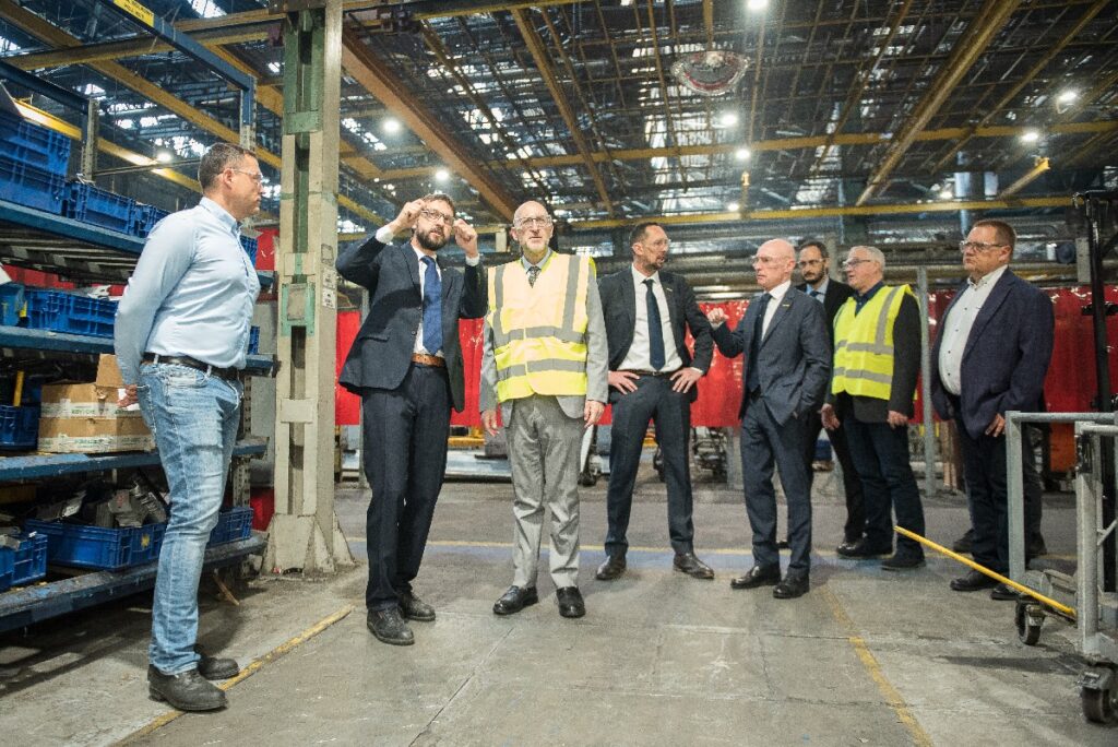 Fabryka New Holland w Płocku oglądana przez Luca Franchetti Pardo, ambasadora Włoch w Polsce (w jasnym garniturze)