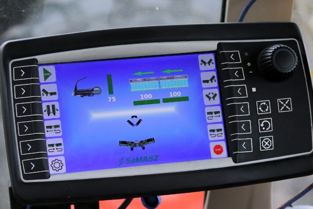 Samasz zgrabiarka MRG 2-900_sterownik pozwala wybrać kierunek i prędkość przesuwu materiału © Traktor24