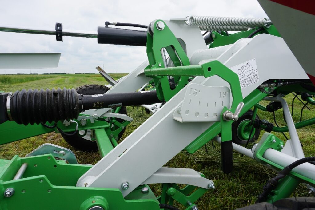W maszynie Samasz P10-1100T intensywność przetrząsania zielonki można ustawić za pomocą dźwigni w zakresie 15-19 stopni