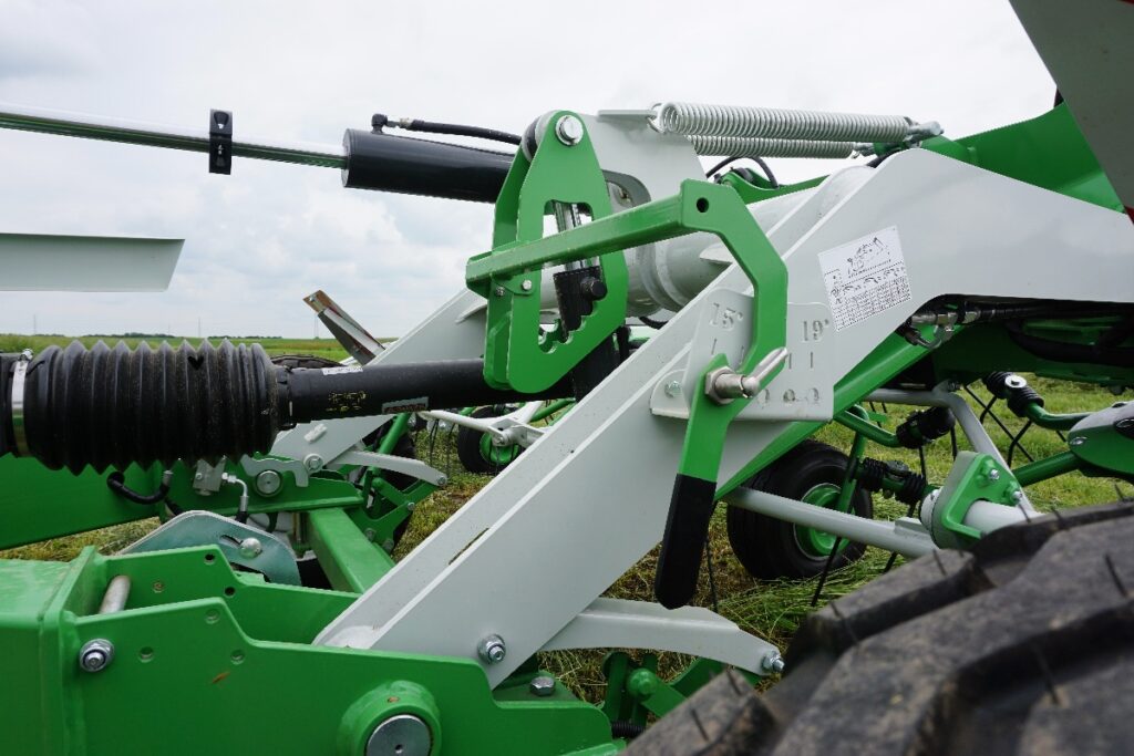 W maszynie Samasz P10-1100T intensywność przetrząsania zielonki można ustawić za pomocą dźwigni