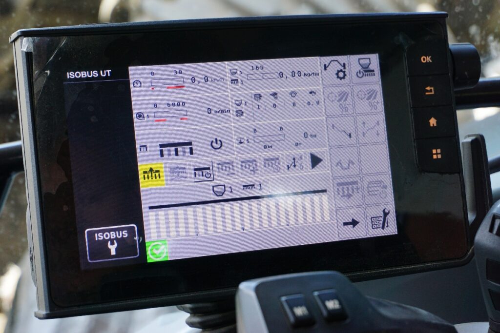 Valtra G115 widok systemu siewnika Horsch Pronto 3DC na wyświetlaczu ciągnika © Traktor24.pl