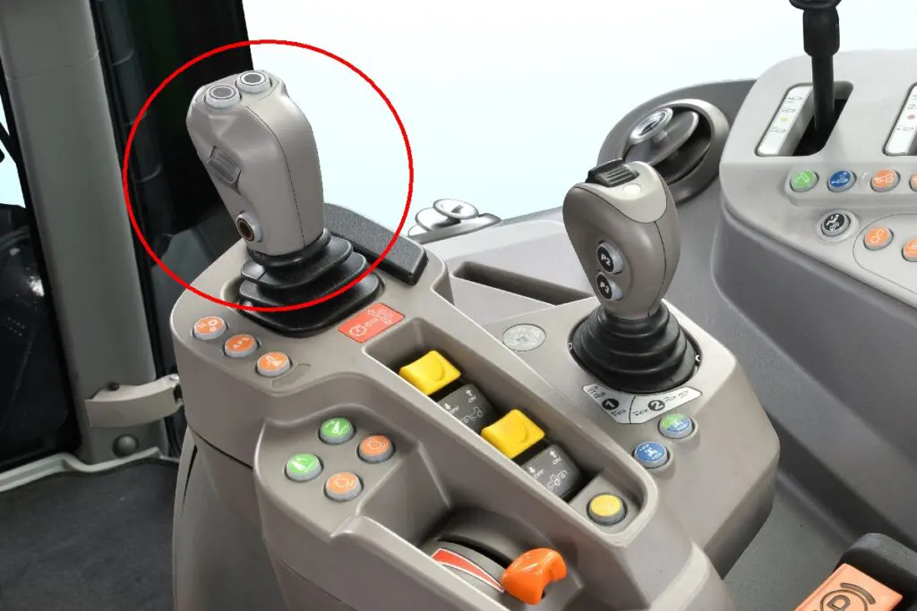 Nowy joystick montowany w traktorach Deutz-Fahr 6.4 z przekładnią RVshift pozwala również zapisać tempomat. Wystarczy w czasie jazdy przechylić dżojstik do siebie i przytrzymać przez 3 sekundy © Deutz-Fahr