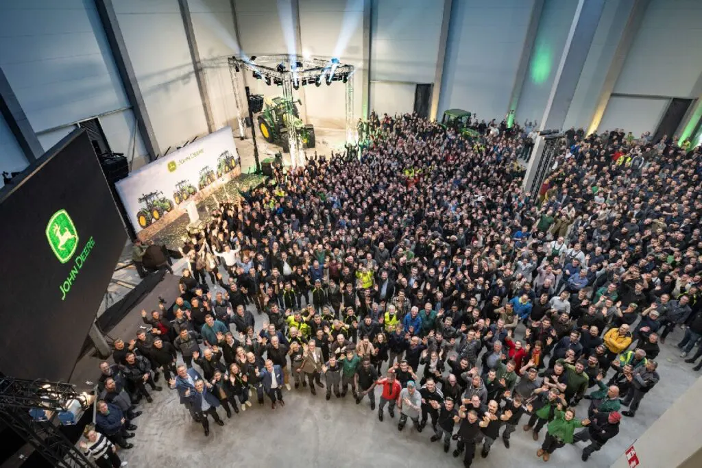 W marcu 2023 r. załoga fabryki John Deere w Mannheim świętowała wyprodukowanie 2-milionowego traktora © John Deere