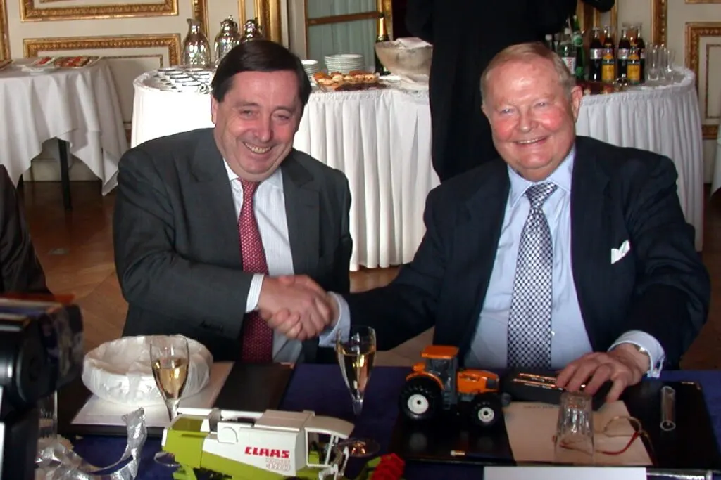 Od lewej: Patrick Faure (członek zarządu Renault) i Helmut Claas (szef koncernu Claas) po podpisaniu umowy, na mocy której Renault sprzedał koncernowi Claas ciągniki Renault Agriculture © Claas