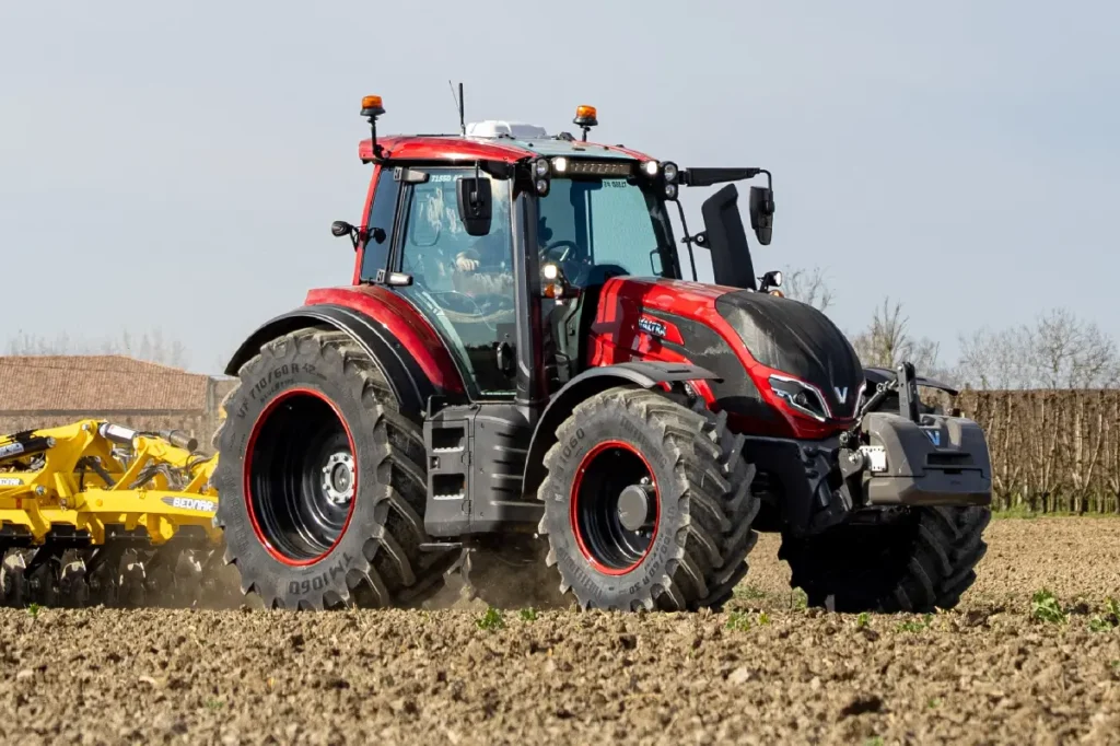 Traktory Valtra serii T mają moce w zakresie 155-271 KM. To ciągniki z silnikami 6-cylindrowymi AGCO Power