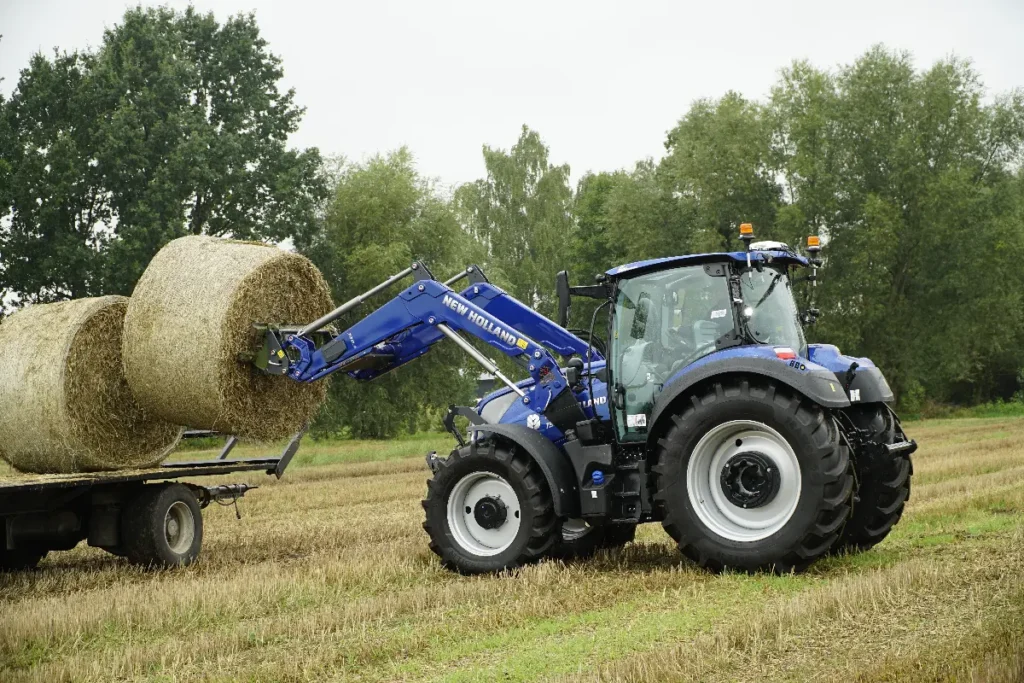 Traktor New Holland T5.140 Dynamic Command Blue Power ma rozstaw osi wynoszący 2,49 m i z niskim dachem wysokość poniżej 3 m © Traktor24