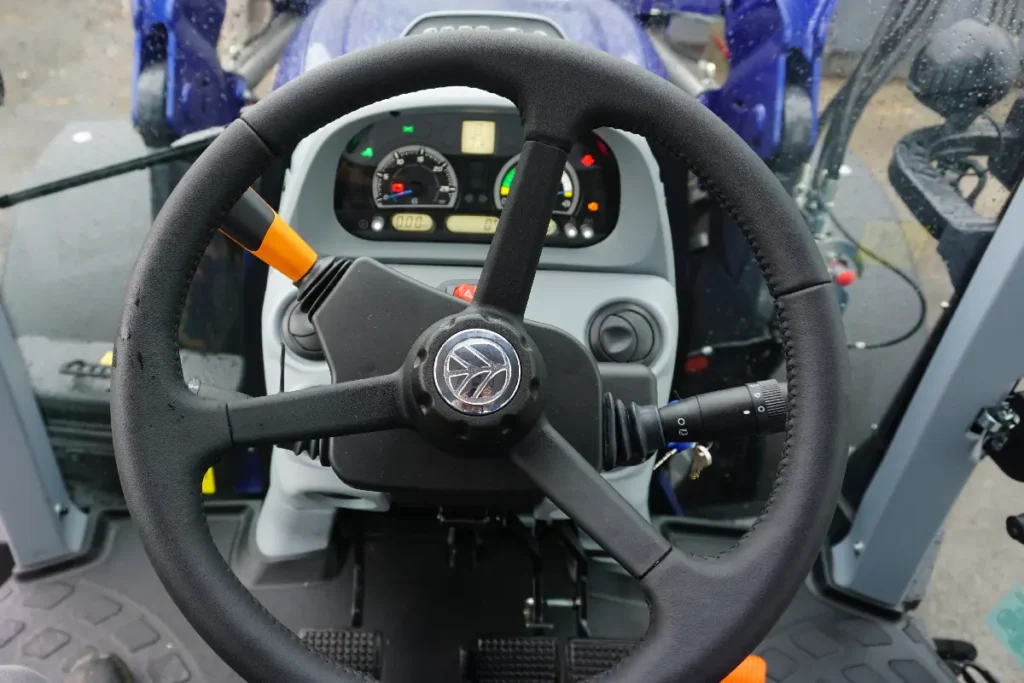 Skórzane koło kierownicy podkreśla wyjątkową specyfikację wersji BluePower © Traktor24
