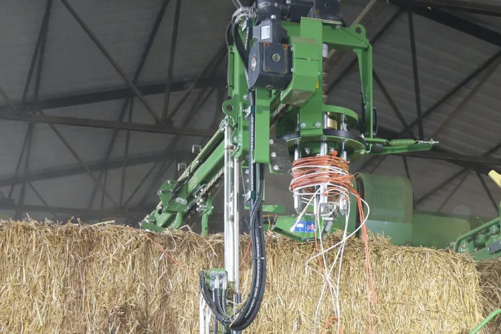 Zanim balot trafi do maszyny jego sznurkami zajmuje się urządzenie do automatycznego ich usuwania © traktor24