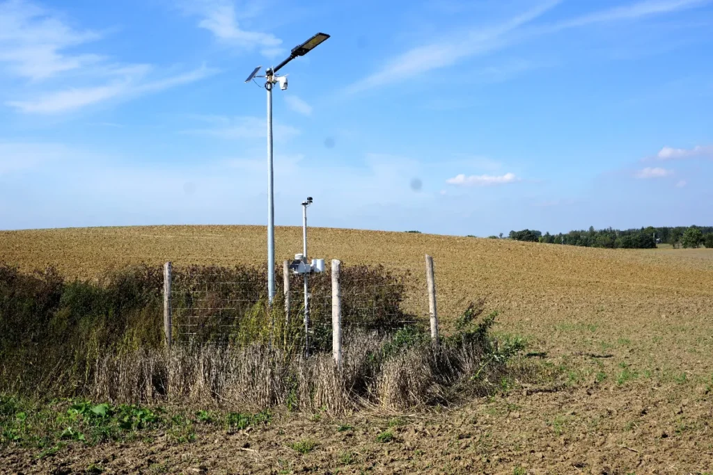 Rolnicza stacja pogody µMetos NB-IoT została zaprojektowany do monitorowania danych z szeroką gamą czujników. Najlepiej umieścić ją w środku pola w miejscu, które i tak trzeba omijać © Traktor24