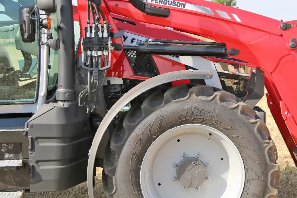 W zabudowie u podstawy rury wydechowej znajduje się układ oczyszczania spalin SCR All-In-One © traktor24