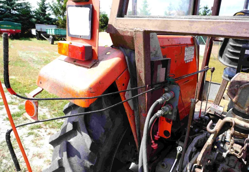 Cięgła drutowe pozwalają obsługiwać rozdzielacz dwusekcyjny stojąc za ciągnikiem © Traktor24.pl