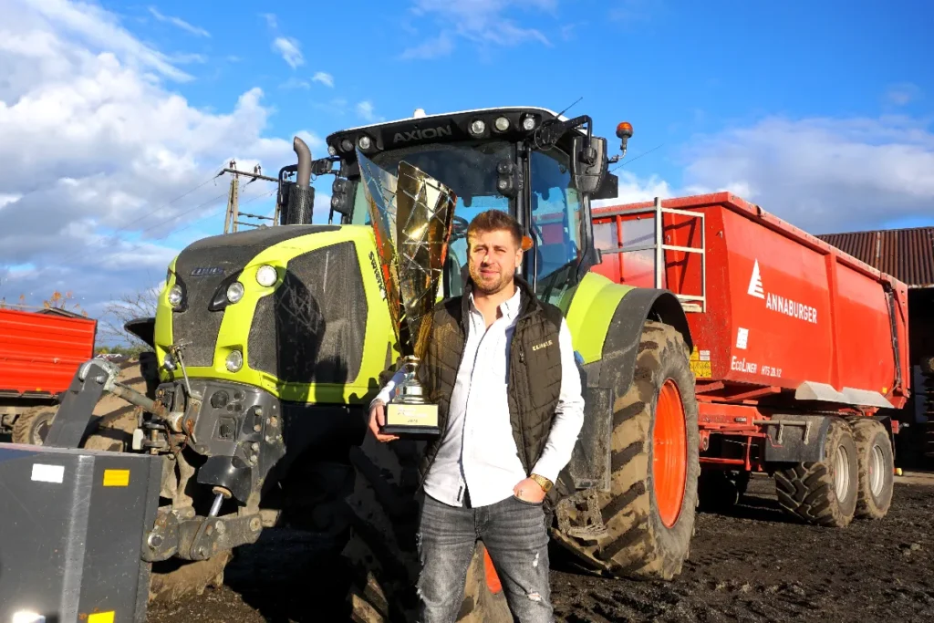 Mateusz Nawrot zwycięzca programu „Super rolnicy”. Rolnicy startowali na własnych traktorach. Mateusz zabrał ze sobą ciągnik Claas Axion 810 Cmatic © TRAKTOR24.pl