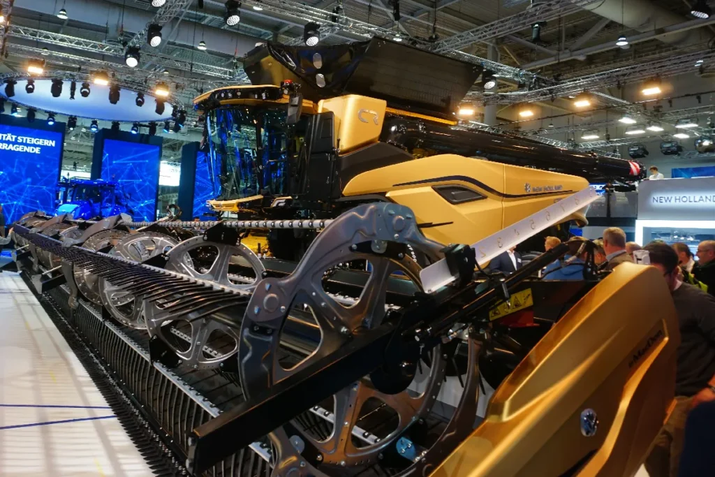 W tym roku złoty medal targów Agritechnica 2023 otrzymała firma New Holland za koncepcję Twin Rotor zastosowaną w kombajnie CR 11 © TRAKTOR24.pl