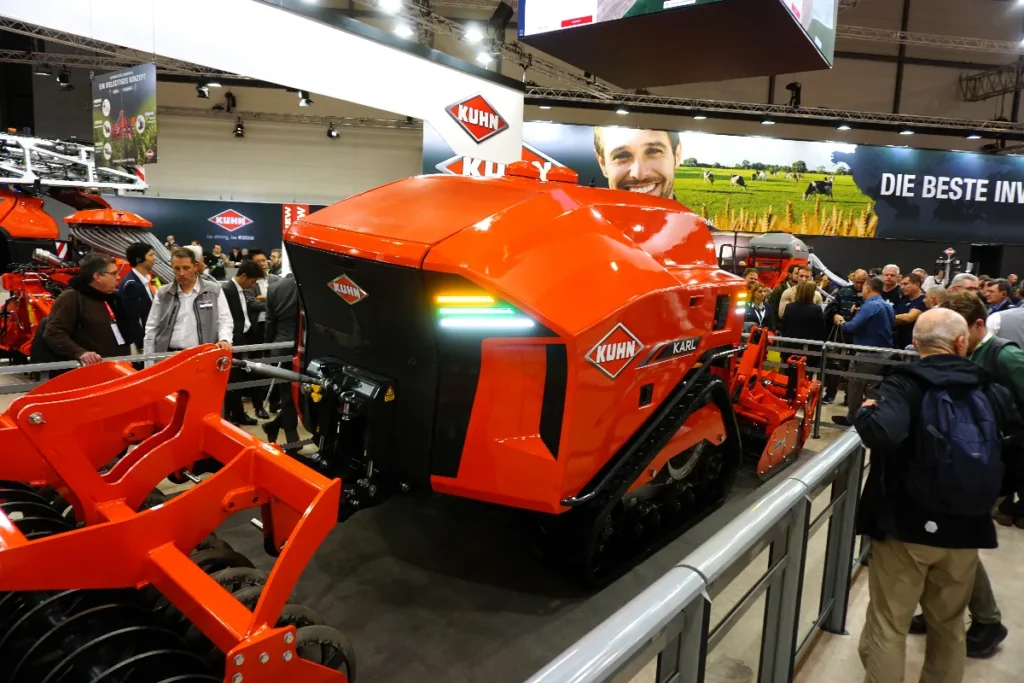 Podczas targów Agritechnica 2023, Kuhn pokazał ciągnik autonomiczny Karl. Jego silnik spalinowy jest generatorem prądu używanego do napędu traktora i zagregowanej z nim brony wirnikowej © TRAKTOR24.pl