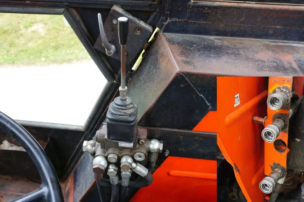 Rozdzielacz dwusekcyjny z jedną dźwignią pozwala obsługiwać TUZ i gniazdo hydrauliki zewnętrznej © Traktor24.pl