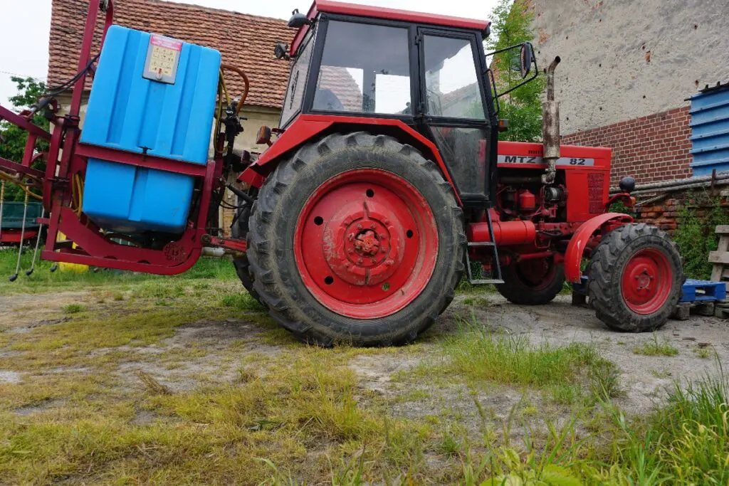 Pojawienie się w Polsce ciągnika MTZ-82 okazało się przełomowe dla popularyzacji napędu na obie osie. Niestety również problemowe. Został on bowiem zaprojektowany modułowo i tak, aby każdy, kto tylko wie, jak wygląda klucz i młotek, potrafił go w każdych warunkach klimatycznych naprawić © Traktor24