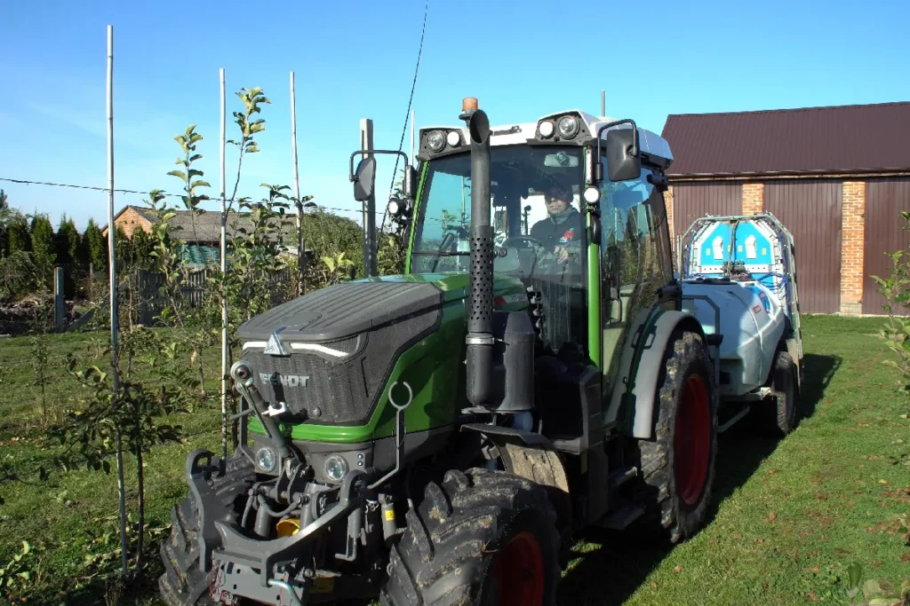 Robert Gogółka użytkuje ciągnik Fendt 209 F Vario od roku 2020. Podczas naszej wizyty traktor miał na liczniku 706 godzin © TRAKTOR24.pl