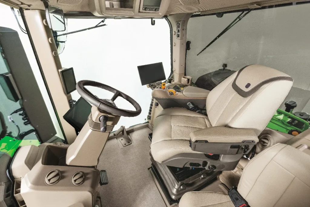 Nowa kabina CommandView 4 Plus, w porównaniu z poprzednimi modelami 9RX, ma znacznie większą powierzchnią podłogi fot. materiały prasowe
