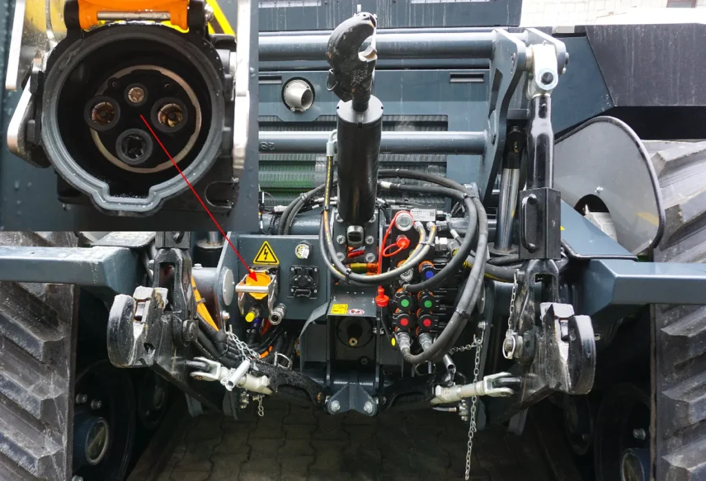 W ciągniku rolnictwa przyszłości nie zabrakło złącza wysokonapięciowego o mocy 100 kW i napięciu 700 V. To opcjonalne wyposażenie pozwala wykorzystać energię elektryczną do napędu maszyn zagregowanych z traktorem © TRAKTOR24.pl