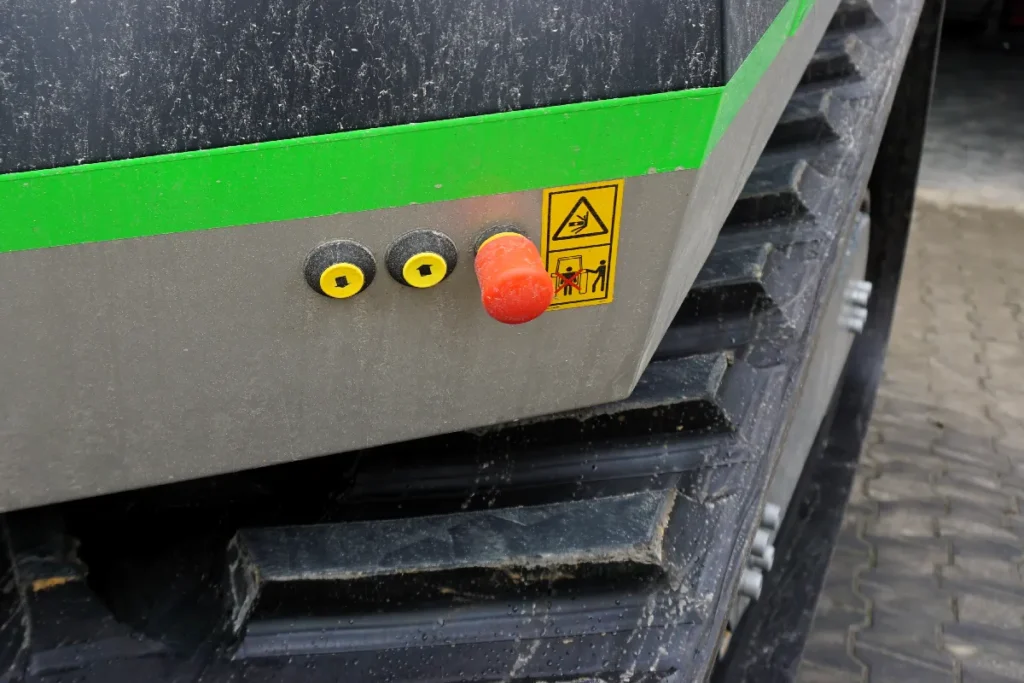 Czerwone wyłączniki awaryjne zamontowane na bokach ciągnika, pozwalają go w razie potrzeby szybko unieruchomić © TRAKTOR24.pl