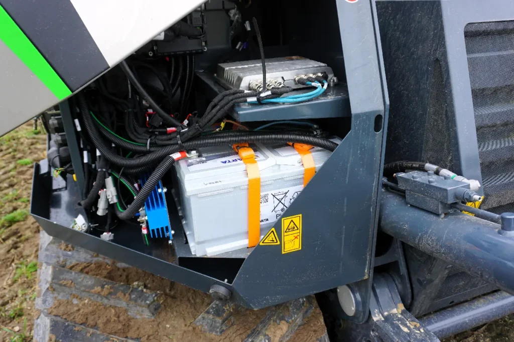 Na półce nad akumulatorem znajduje się jednostka sterująca, która odpowiada za pracę ciągnika autonomicznego AgXeed © TRAKTOR24.pl