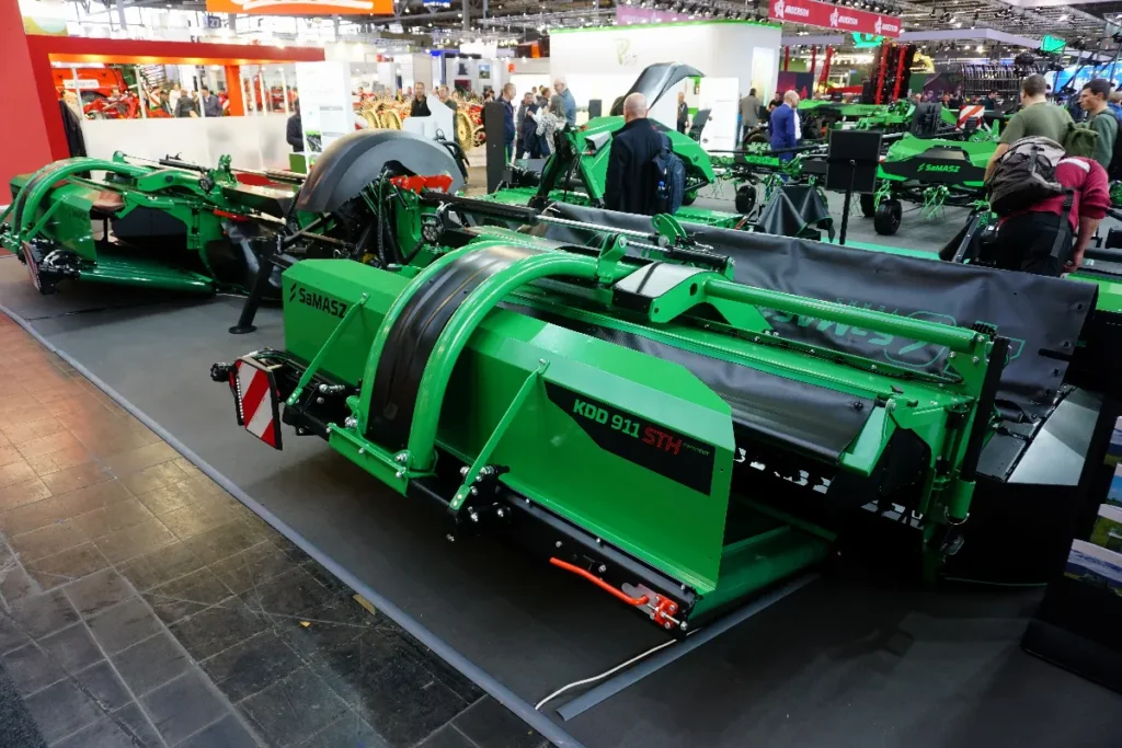 Z okazji jubileuszu 40-lecia firmy SaMASZ maszyny do zbioru zielonek otrzymały nową kolorystykę. Po raz pierwszy zaprezentowano ją podczas targów Agritechnica 2023 © TRAKTOR24.pl