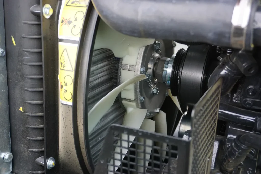 Wentylator ze sprzęgłem wiskotycznym załącza się tylko w przypadku podwyższenia się temperatury pod maską silnika. Jest montowany w każdym traktorze serii Deutz-Fahr 5 Keyline © TRAKTOR24.pl