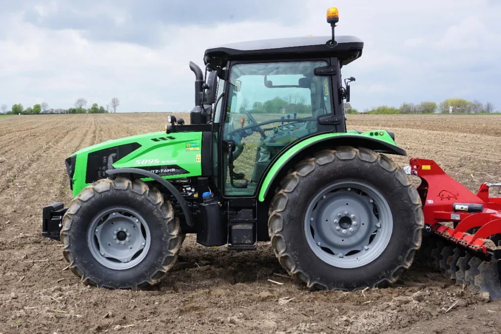 Deutz-Fahr 5095 Keyline o mocy maksymalnej 95 KM uzyskiwanej z silnika 4-cylindrowego, z rozstawem osi 2400 mm i DMC 6,5 tony jest obecnie jedną z najatrakcyjniejszych propozycji rynkowych nowych traktorów 90-100-konnych © TRAKTOR24.pl