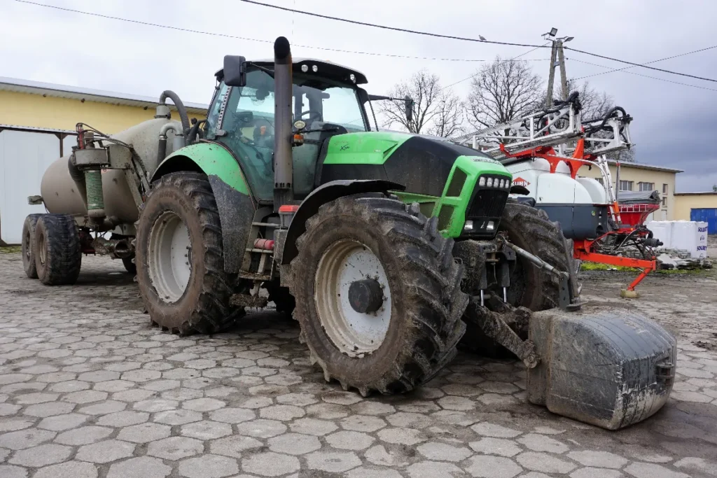 W przedsiębiorstwie rolnym w miejscowości Lotyń k. Szczecinka użytkowane są ciągniki tylko jednego producenta. To Deutz-Fahr. Model Agrotron X720 ma na liczniku prawie 10 tys. godzin © TRAKTOR24.pl