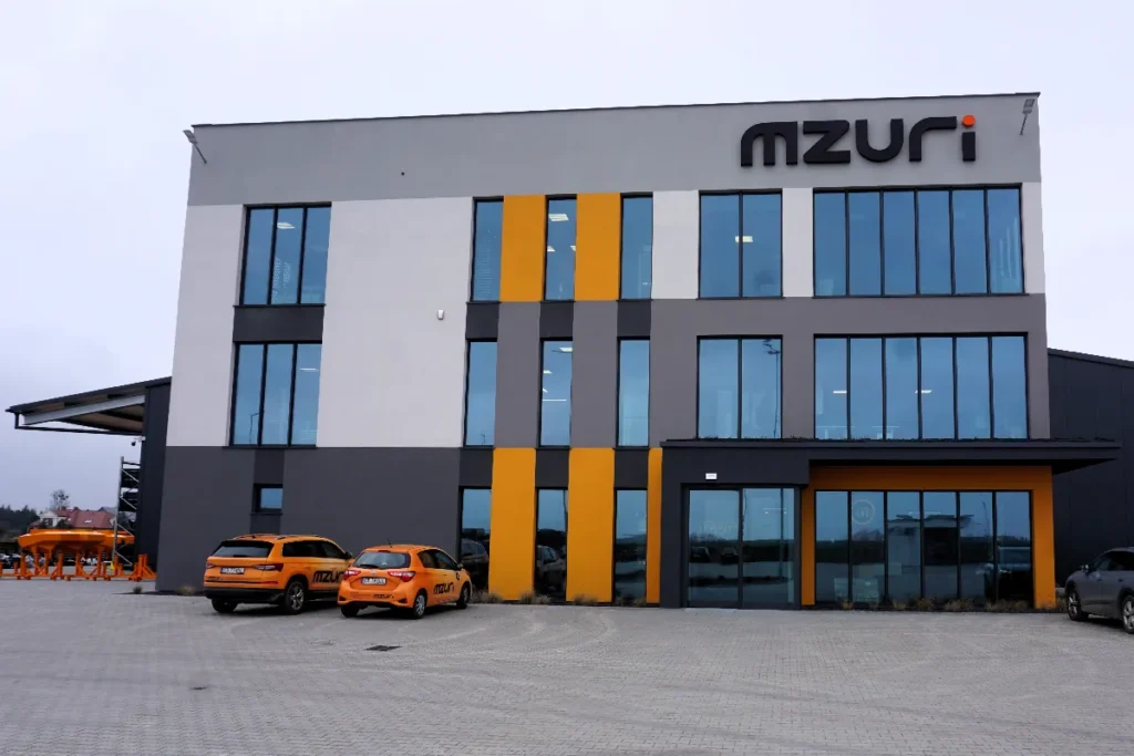 Z nową fabryką połączony jest budynek administracyjno-biurowy © TRAKTOR24.pl