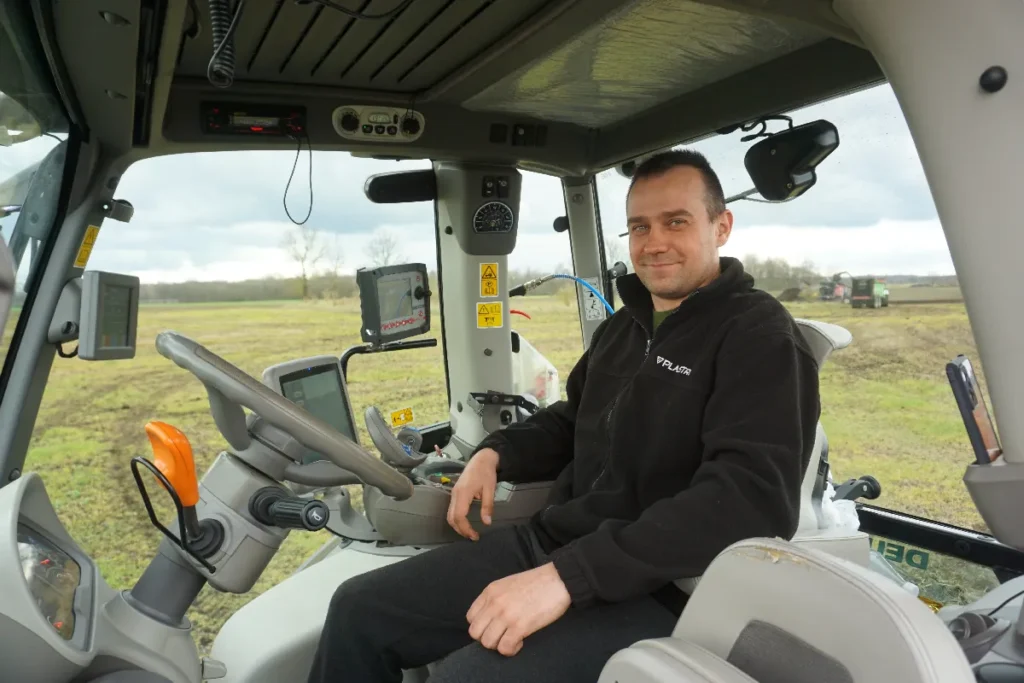 Operatorem ciągnika Deutz-Fahr 9340 TTV Warrior kupionego w roku 2019 jest Karol Dziuba. Po przepracowaniu w tym traktorze ponad 5000 godzin jest zadowolony z komfortu pracy © TRAKTOR24.pl