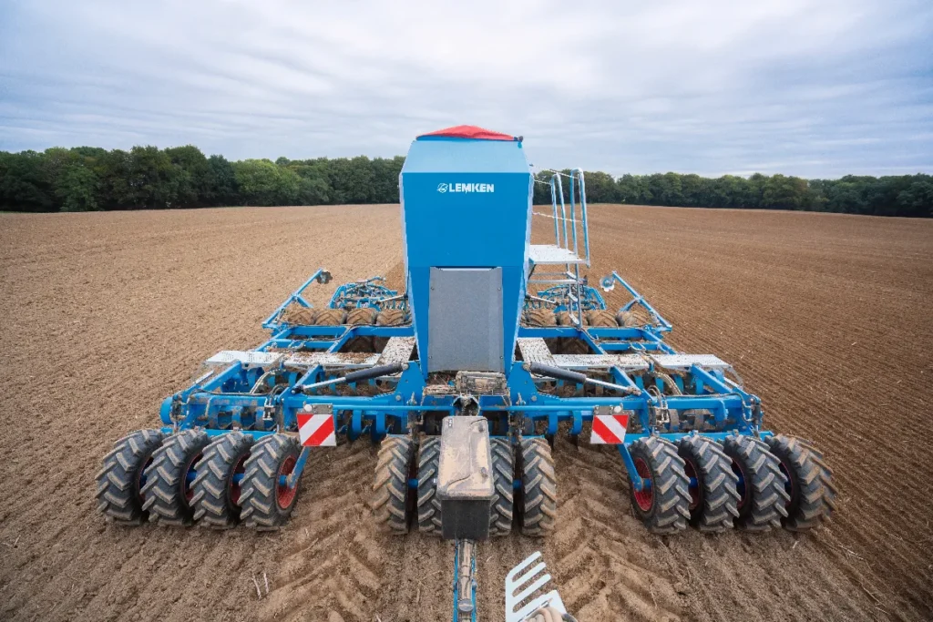 Przed sekcją uprawową może znajdować się wał oponowy. Pozwala on konsolidować glebę i zwiększa stabilność długiej maszyny (ok. 8,7 m) fot. materiały prasowe
