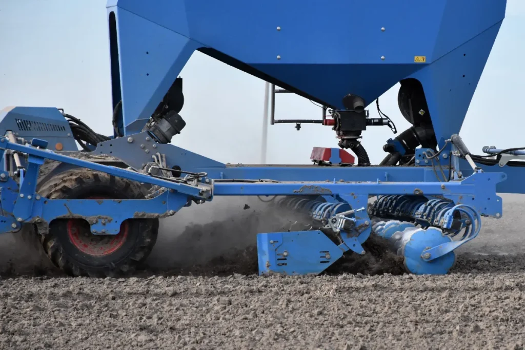 W testowanej maszynie gleba uprawiona na głębokość ok. 10 cm konsolidowana była przez wał oponowy © TRAKTOR24.pl