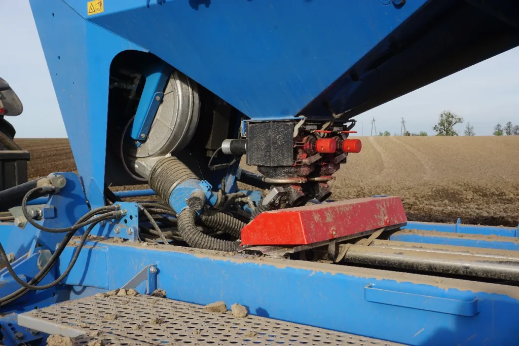 Aparaty z napędem elektrycznym pozwalają wysiewać nasiona w dawkach od 1,5 do 400 kg/ha © TRAKTOR24.pl