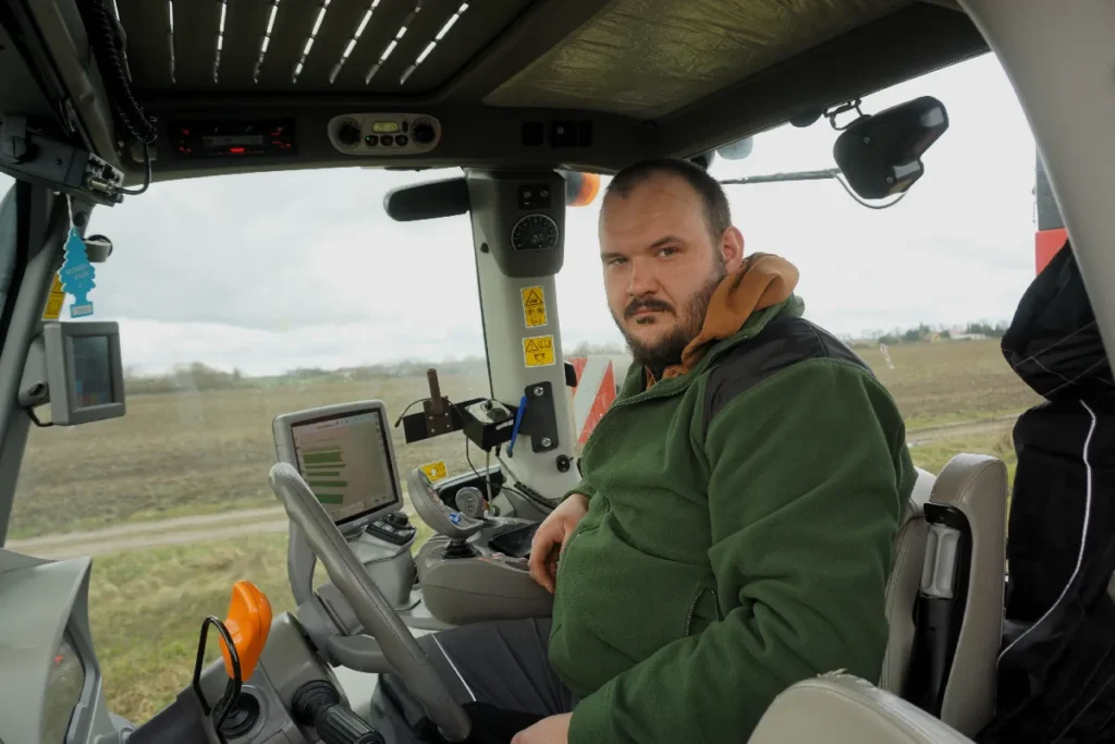 Operatorem ciągnika Deutz-Fahr 9340 TTV Warrior kupionego w roku 2022 jest Seweryn Kwieciński. Jego zdaniem traktor w ciężkich pracach warto byłoby dociążyć w celu uzyskania lepszej trakcji © TRAKTOR24.pl