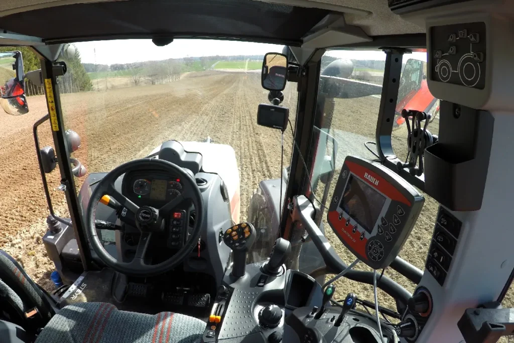 W ciągniku nie ma dużo miejsca, bo to traktor kompaktowy. Ważne jest to, że jakość wyposażenia wnętrza kabiny pozwala bez obaw patrzeć w przyszłość – tutaj nic się łatwo nie urwie i szybko nie zużyje © TRAKTOR24.pl