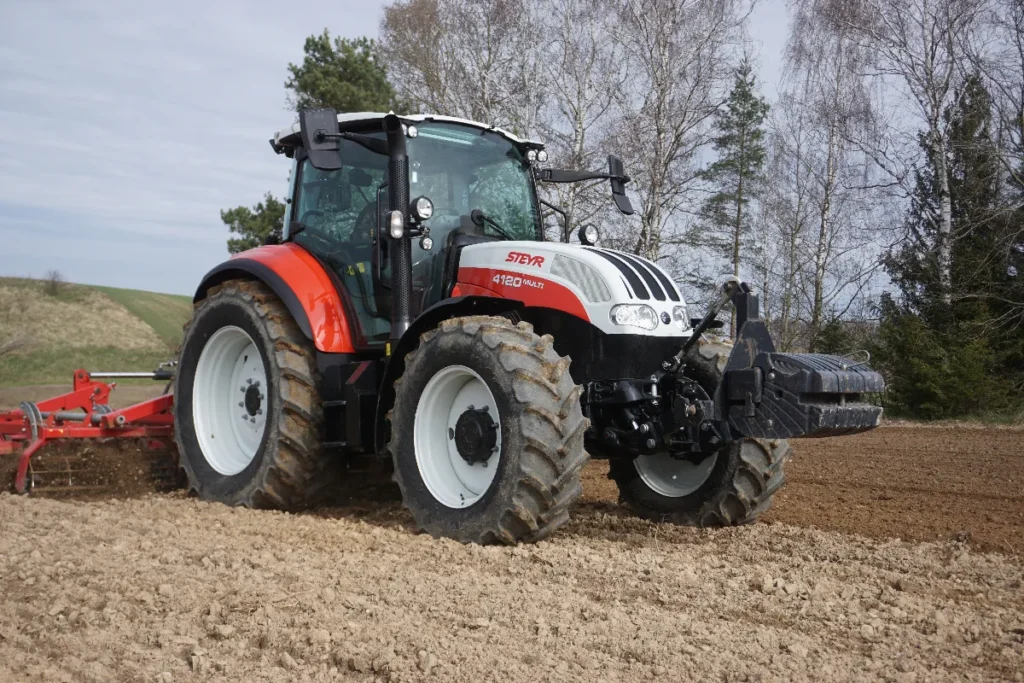 Naszym zdaniem wyjątkowo gładka zmiana czterech przełożeń typu Powershift sprawia, że Steyr 4120 Multi może konkurować z traktorami wyposażonymi w przekładnię bezstopniową © TRAKTOR24.pl