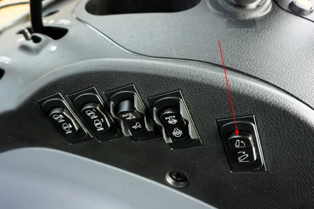 Klawisz umieszczony na prawej konsoli, pozwala delikatnie zmieniać położenie ramion tylnego TUZ. Dlatego przydaje się podczas agregowania ciągnika z maszyną © TRAKTOR24.pl
