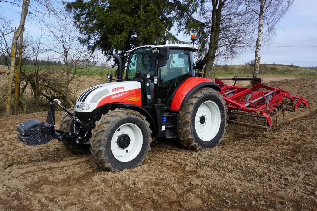 Steyr 4120 Multi o mocy 117 KM to traktor mający sporo rozwiązań zapożyczonych z ciągników serii wyższych © TRAKTOR24.pl