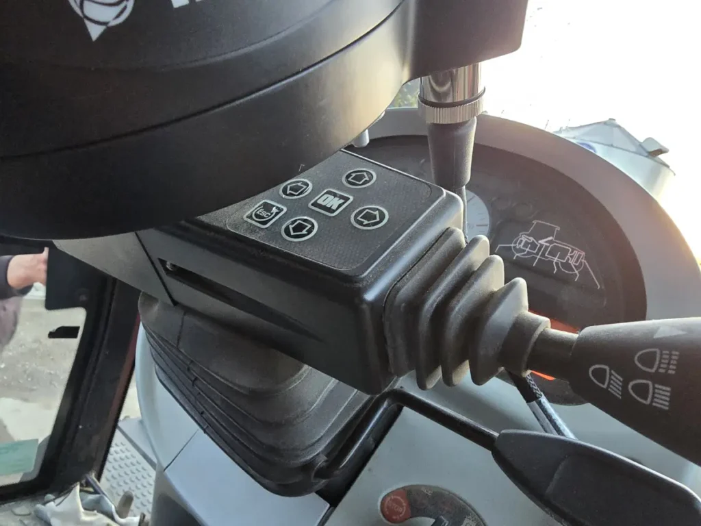 Silnik oraz kierownica nie ograniczają dostępu do panelu obsługującego komputer pokładowy ciągnika Massey Ferguson 6490 fot. Tomasz Kuchta