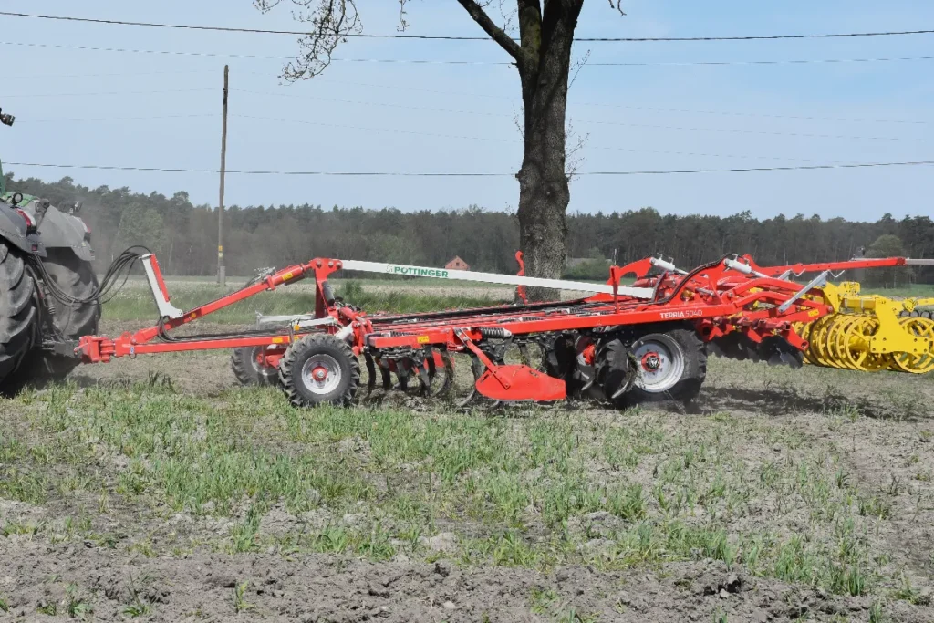 Kultywator Pöttinger Terria rozpoczynając pracę, dosłownie nurkuje w glebę. Takie ustawienie hydrauliki pomaga płynnie rozpocząć pracę, zwłaszcza nawet na glebach przesuszonych fot. TRAKTOR24.pl