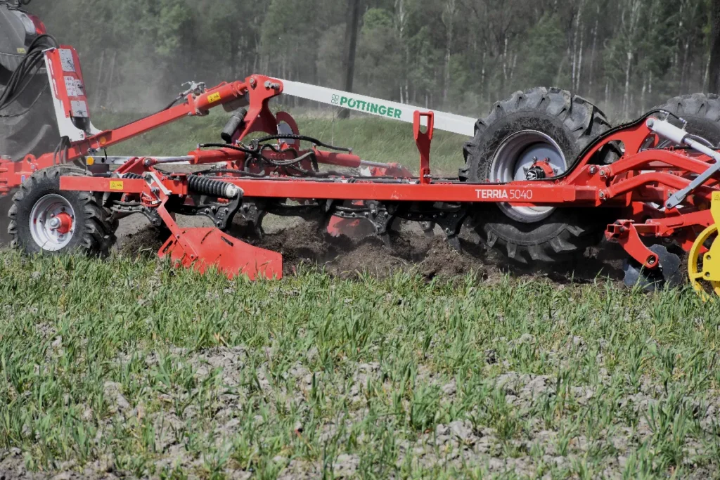 Po zdemontowaniu bocznych skrzydełek z dłut Durastar, rozpoczęliśmy pracę na głębokości ok. 25 cm. Przy prędkości 10-11 km/h gleba została dobrze wymieszana z masą zieloną, ale podkreślamy nie było jej dużo fot. TRAKTOR24.pl