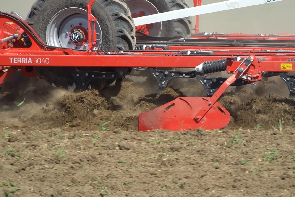 / Doceniliśmy dopracowane w szczegółach deflektory boczne. Nie przepuszczały nawet grudki gleby fot. TRAKTOR24.pl