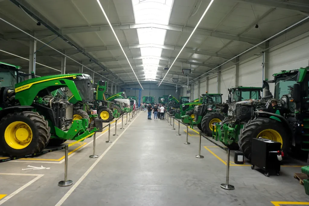 Firma Agro-Sieć Maszyny będąca największym w Polsce dealerem marki John Deere, otworzyła nowy oddział w miejscu po markecie budowalnym fot. TRAKTOR24.pl