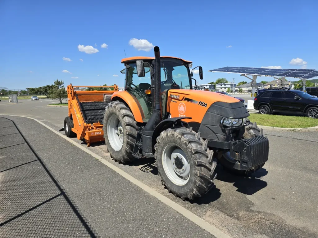 Case IH Farmall 110A oraz maszyna Barber Surf Rake to popularny w Nowym Jorku zestaw do zbierania śmieci z plaż fot. Tomasz Kuchta