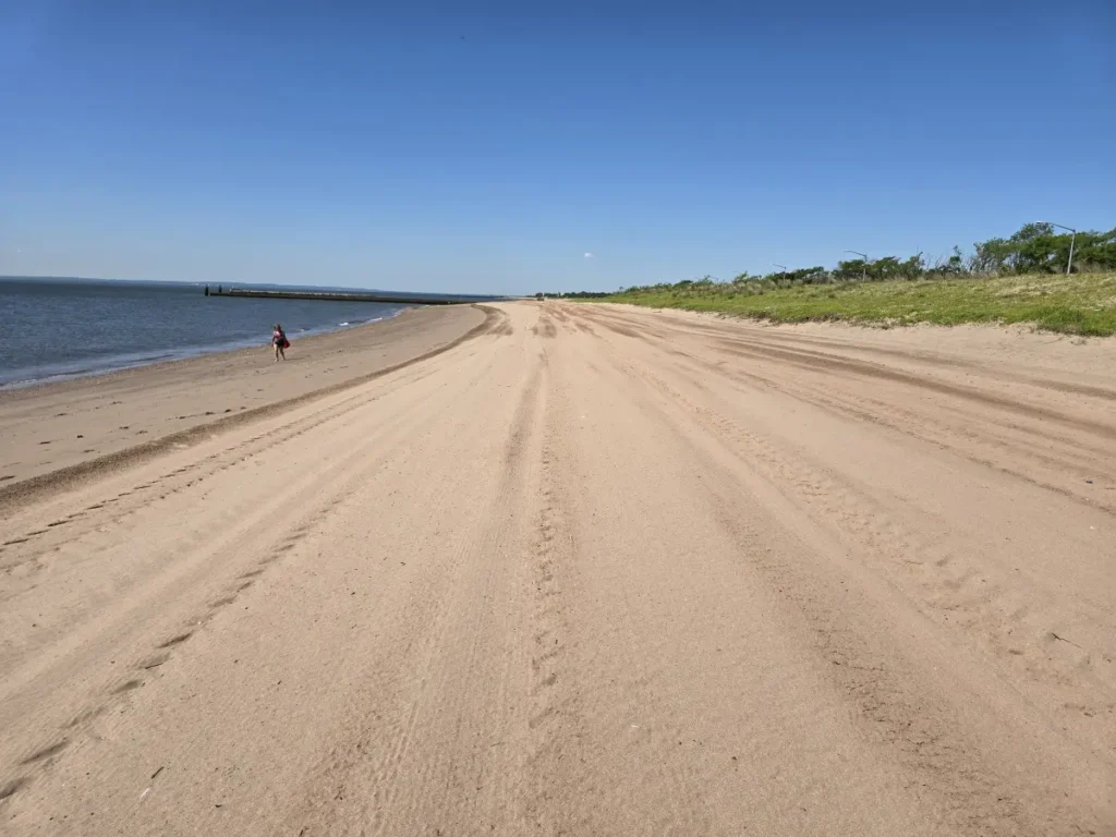 Idealnie czysta plaża - takie stanowisko pozostawia po sobie opisywana maszyna fot. Tomasz Kuchta