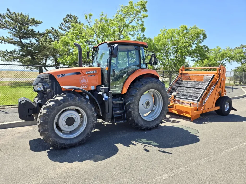 Zestaw składający się z ciągnika Case IH Farmall 110A oraz maszyny Barber Surf Rake jest wykorzystywany do utrzymania w czystości nowojorskich plaż fot. Tomasz Kuchta