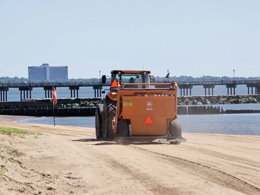 Opisywany zestaw ma sporo pracy, z którą należy się uwinąć, zanim turyści zaczną tłumnie pojawiać się na plaży fot. Tomasz Kuchta